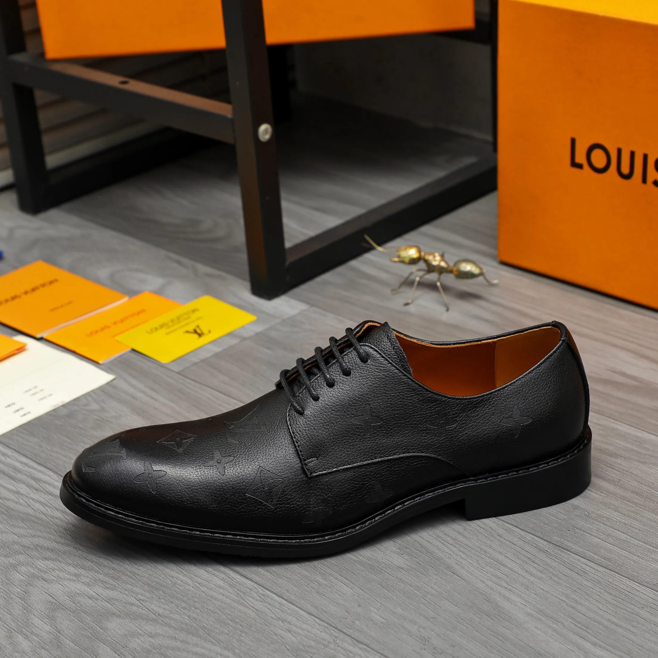 Men's shoes 💰p460 Product trademark: LV (Louis Vuitton) business lace-up formal leather shoes Regular size: 39-44 (38.45 custom-made, non-refundable) Product materials: Selected high-quality pebbled cowhide embossed upper, cowhide lining, original rubber outsole